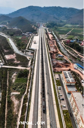 一軌通兩國，中老鐵路開(kāi)啟幸福路，配齊物流走天下