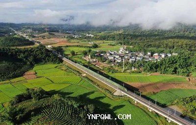 中老鐵路跨越山河、聯(lián)結友誼，配齊物流，共同發(fā)展